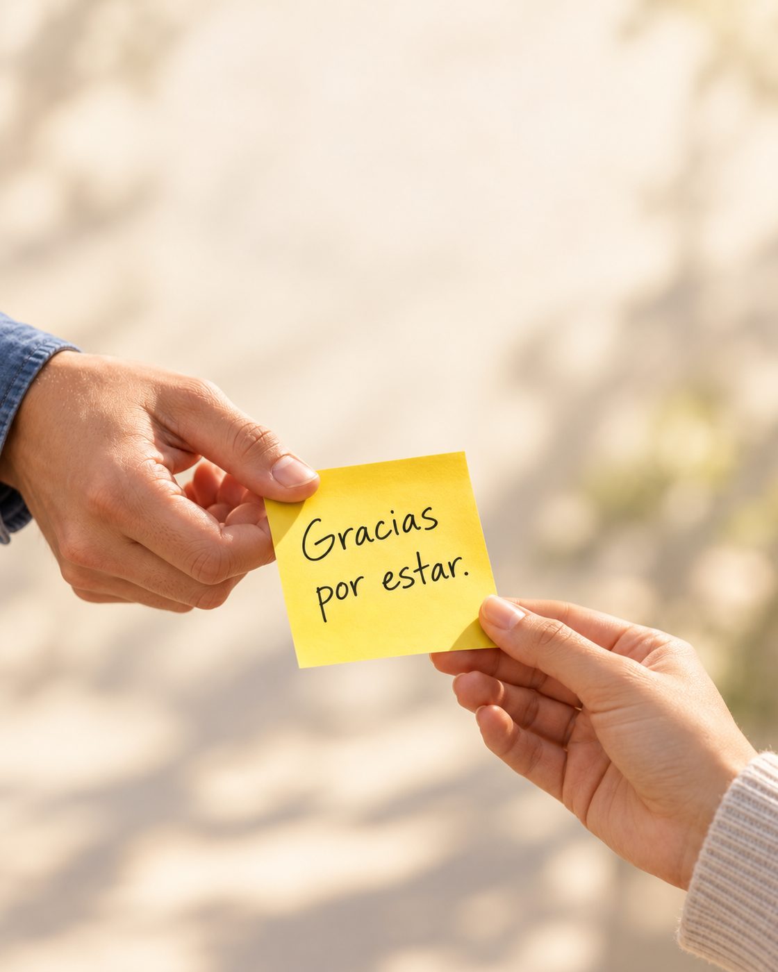 Una nota «Gracias por estar.» pasa de una mano a otra.